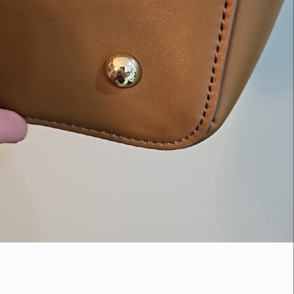 Elegant Beige and Brown Izaac Mizrahi Women's Bag - Picture 4 of 10